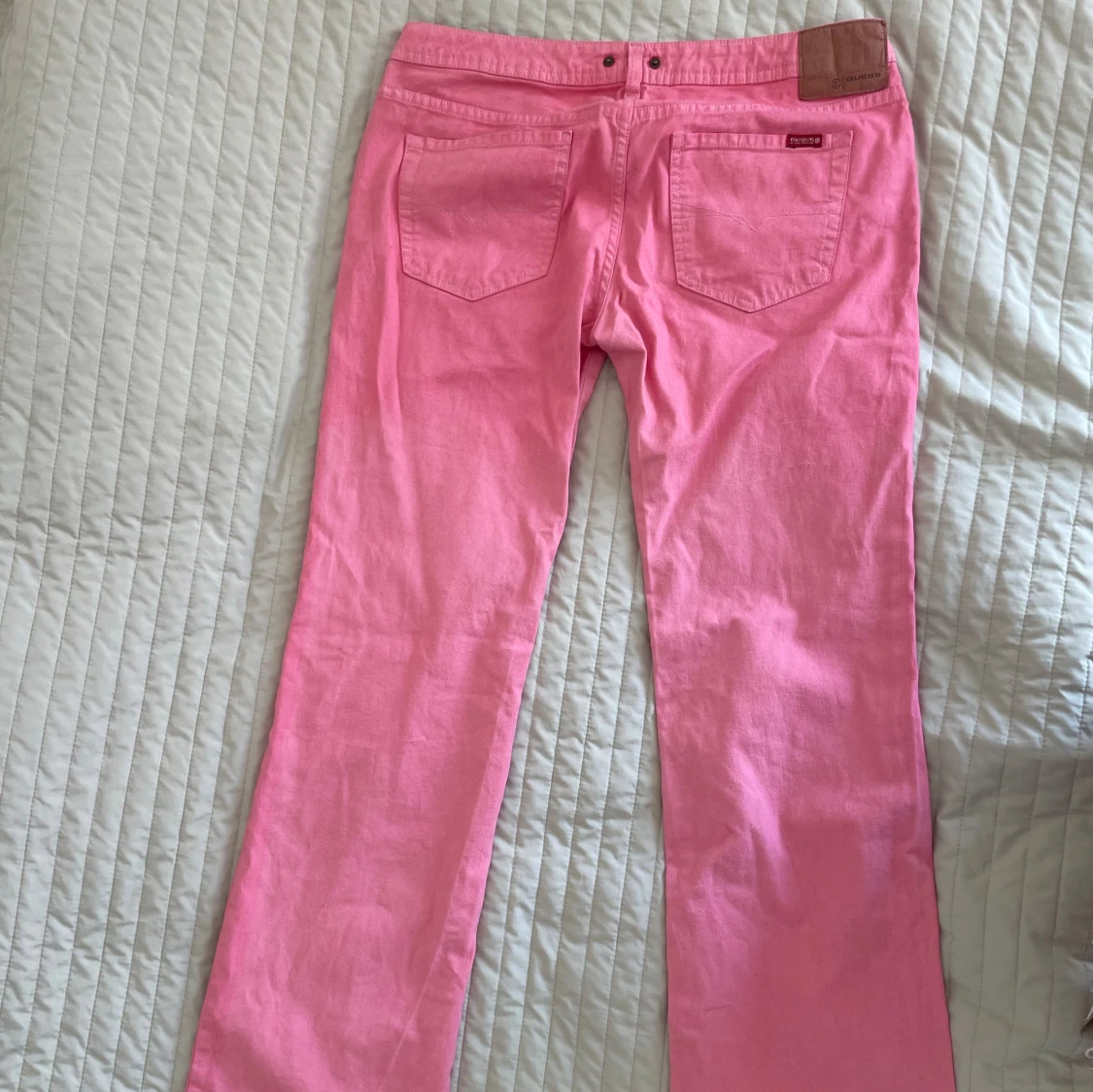 Lågmidjade rosa jeans från GUESS - 91