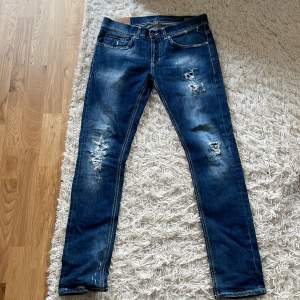 Snygga dondup jeans stlk 31. George skinny fit i 9/ 10 skick med slitningar och tvätt