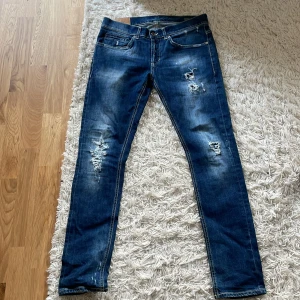 Dondup jeans stlk 31 - Snygga dondup jeans stlk 31. George skinny fit i 9/ 10 skick med slitningar och tvätt