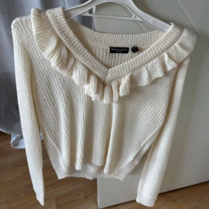 Stickad tröja - Helt ny stickad tröja med volang. Beställt från Zalando, aldrig använd endast testad! Storlek S