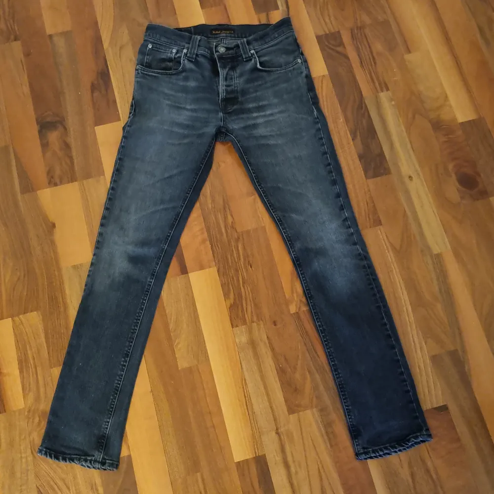 Ett par jeans av modellen Grim Tim från märket Nudie. Skicket är väldigt bra 4.5/5. Nypris ca 1600. Jeans & Byxor.