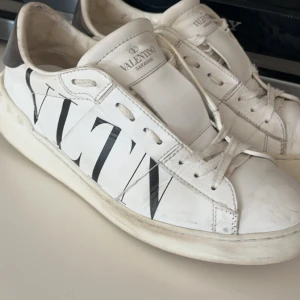 Valentino skor  - Säljer nu mina valentino skor då jag köpte de nyligen här på Plick men va förstora för mig, priset går o diskutera vid snabb affär