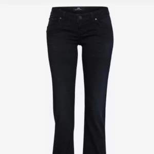 PEPE JEANS🩷 - Säljer dessa fina jeans, fint skick❣️ kontakta innan du trycker på köp nu, de är nersprättade så de skulle bli lite längre ( kan skicka bild) Köptes för 915 kr