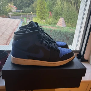 Jordan 1 mid  - Väldigt bra skick, använd väldigt lite  Strlk 44  Original box skickas med 