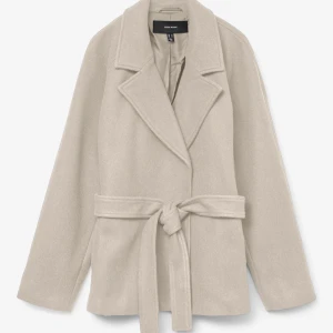 Beige kappa från Vero Moda - Säljer en superfin beige kappa från Vero Moda. Använd 3-4 ggr
