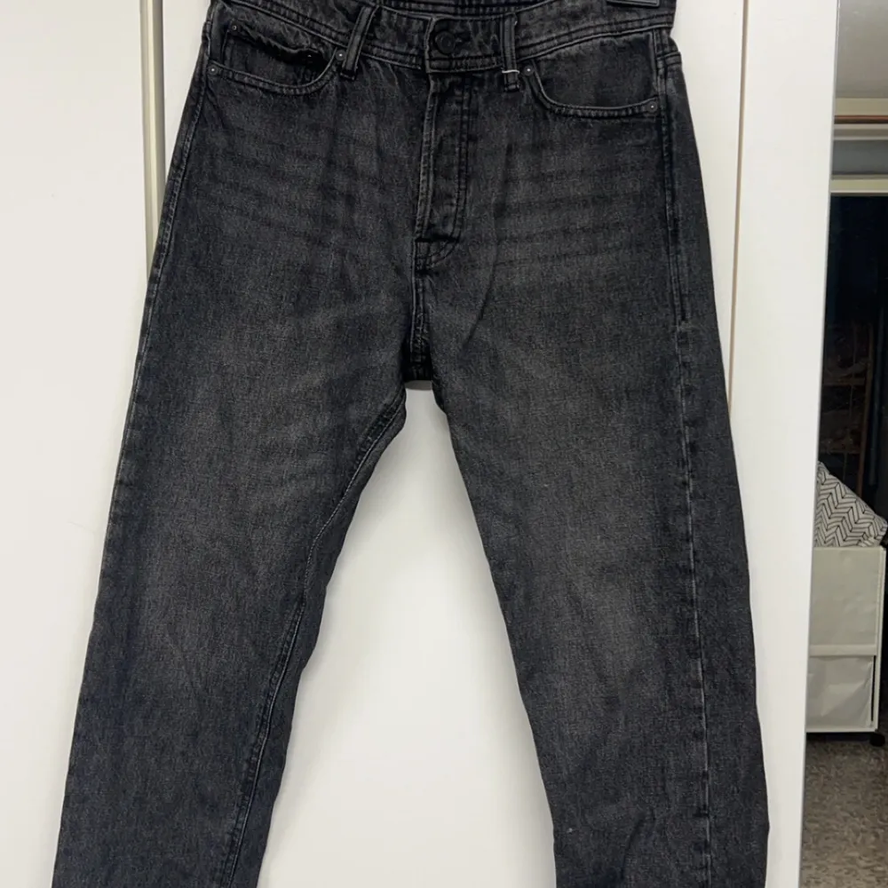 Säljer ett par svarta jeans i loose fit-modell från Loose Chris. De har en klassisk femficksdesign och är perfekta för en avslappnad stil. Jeansen är i bra skick och passar perfekt för både vardag och fest. Storlek 30/32.. Jeans & Byxor.