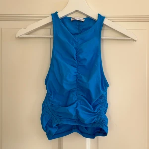 Blå topp från Zara - Tight topp, superskön och snygg, från Zara. Superfin topp som tyvärr aldrig kommit till användning 