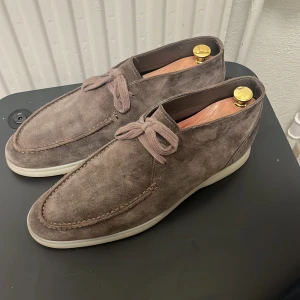 Open walk - Säljer ett par snygga open walk från suit supply liknande loro piana open walk. Väldigt fint skick. Tveka inte på att höra av er vid flera frågor 