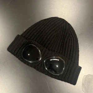  C.P. Company mössa - Fet CP mössa perfekt till vintern riktigt bra skick. Köpt förra vintern på thernöunds för 1600kr. Bara skriva om ni har några funderingar.