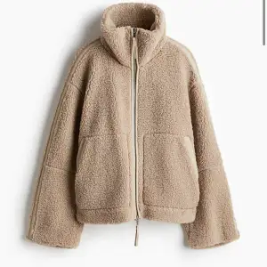 Mysig beige teddyjacka i oversized stil med dragkedja framtill. Perfekt för höst och vinter, håller dig varm och trendig. Jackan har långa ärmar och en hög krage för extra komfort. Perfekt för att mysa till vardags eller en chill dag ute. Från hm ❤️ny med prislapp på! 