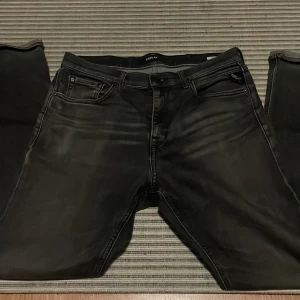 Svarta jeans från Replay - Säljer ett par snygga svarta jeans från Replay. De har en klassisk femficksdesign och en cool tvättad look. Perfekta för både vardag och fest! 🖤 Dessa jeans är perfekta i storlek för dig som är mellan 165 till 175- då jeansen är väldigt härliga och snygga så kommer du som inte gillar helt slim fit men inte för baggy kommer du älska dessa replay byxor. Skick 10:8,9. Priset är ej hugget i sten🤝😀
