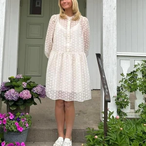 Studentklänning  - Säljer min älskade studentklänning! Så fin i cremevit färg!☺️🙏🙏strl m