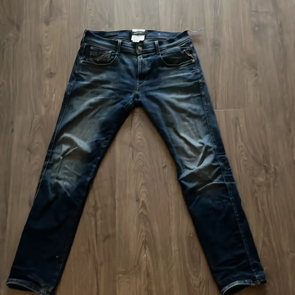 Säljer ett par snygga mörkblå jeans från Replay i storlek W32 L32. De har en klassisk straight fit och är Perfekta för både vardag och fest! Lite slitna laggade bak fint skick annars riktigt sköna säljer då dom inte passar mig längre. Ny pris 1,700. Jeans & Byxor.