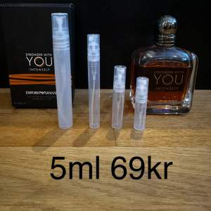 Säljer Emporio Armani Stronger With You Intensely, en herrparfym med doftnoter av vanilj, sötma, amber och kanel. Flaskan är elegant med en rundad kork och rymmer en varm, kryddig doft som är både pudrig och aromatisk. Perfekt för den som vill ha en varm, kryddig och långvarig doftupplevelse. Detta är en tjejmagnet ! Priset står för 5ml. 5ml är ungefär 30st spray. FINNS I 2,3,5,10ML KOLLA PROFILEN FÖR ANDRA STORLEKAR ! 2ml 39kr | 3ml 49kr | 5ml 69kr | 10ml 119kr | 