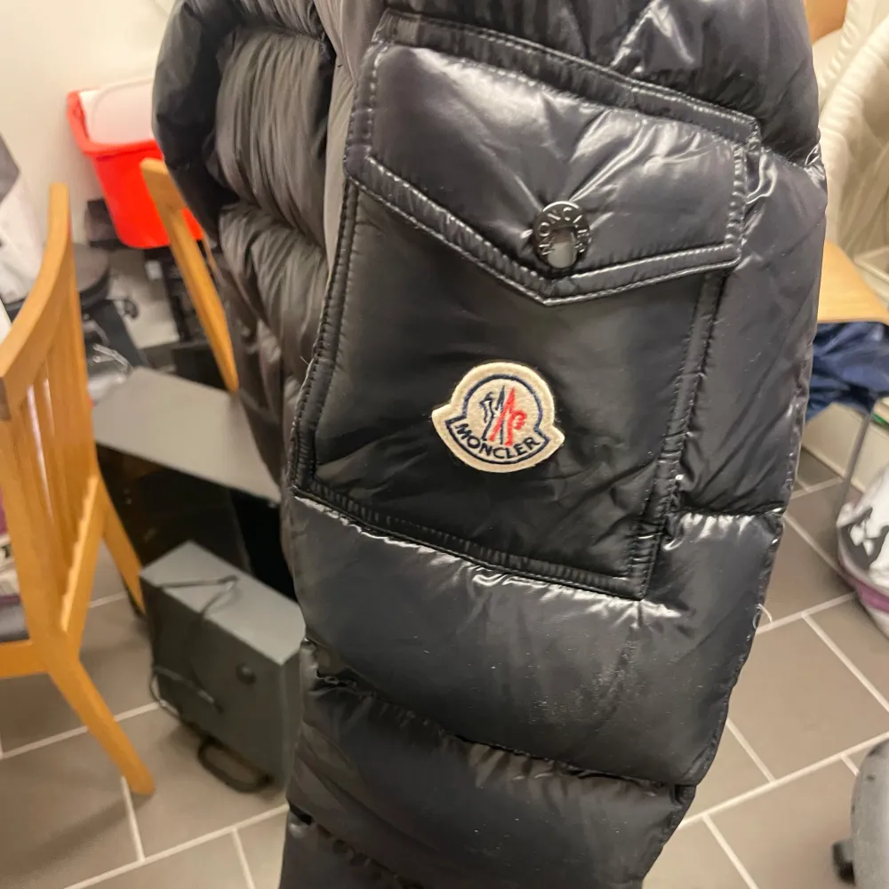 Säljer min moncler maya storlek M i bra skick som är perfekt nu till vintern. Priset går att diskutera vid snabb affär :-). Jackor.