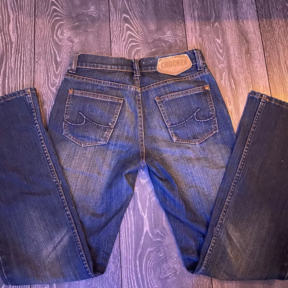 Säljer ett par low waist jeans från crocker, köpta begagnade! St XS men skulle säga att de är mer åt XXS💕 skriv för fler frågor. Jeans & Byxor.