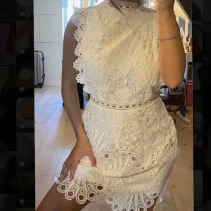 Vit spetsklänning - Köpte denna klänningen här på Plick då jag tycker den hade passat perfekt som studentklänning. Tyvär så var den för stor så säljer den nu💕 Klänningen är i superbra skick och vill ni ha mer bilder så är det bara att skriva!