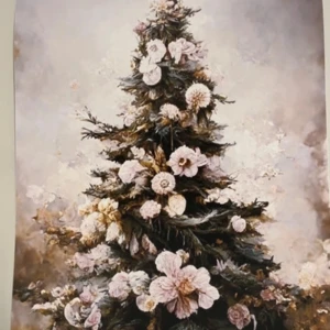 Tavla med julgran och blommor - En vacker tavla som föreställer en julgran dekorerad med stora, ljusa blommor i rosa och vita nyanser. Bakgrunden är mjukt suddig i varma toner, vilket ger en drömlik känsla. Perfekt för att skapa en mysig julstämning i hemmet.50x70 cm