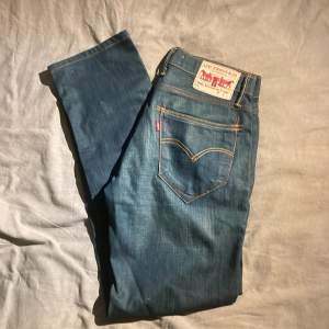 Säljer ett par snygga Levis 519 Slim jeans i blå denim. De har en klassisk femficksdesign och är i imprincipt nyskick!! Hör av er om ni har frågor eller prisförslag!!!!!