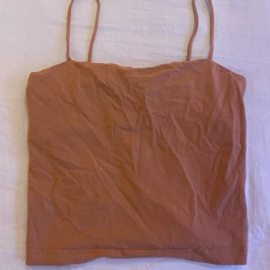 Linne - scarlet singlet från Gina Tricot - Ett orange-beiget linne från Gina Tricot, heter scarlet singlet. Använt några gånger och har inga defekter. 🧡