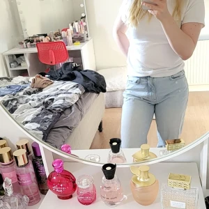 Ljusblå jeans från Gina tricot i Perfect Jeans - Säljer ett par ljusblå jeans från Gina tricot i Perfect Jeans i storlek 36. De har en klassisk design med fem fickor och knappgylf. Perfekta för vardagsbruk och kan enkelt matchas med olika toppar. Sköna och stilrena för alla tillfällen! 💙 De är I helt nytt skick utan lapp. 