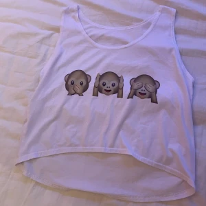 Vitt linne med ap-emojis - Ett linne med tre apor på. Köpt på wish för länge sedan men knappt använt. Det står ingen storlek men jag skulle säga att det passar S/M. 🙊🙉🙈