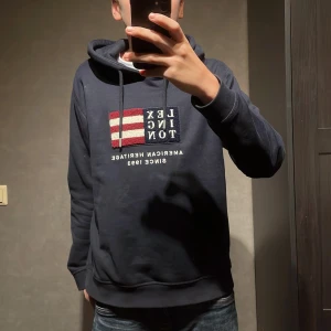 Lexington hoodie - Säljer en snygg mörkblå hoodie från Lexington i storlek 158 - 164cm (12 - 14år) skick 8/10 den är använd men i topp skick! Modellen på första bilden är 167cm lång. Skriv om du har någon fundering!