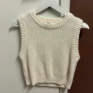 Vit stickad väst från H&M🤍 - Säljer en superfin vit stickad väst från H&M i storlek S. Den är ribbad och har en klassisk rund halsringning. Perfekt för lager-på-lager. Västen är i mycket bra skick🤍
