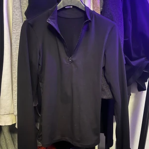 Svart långärmad tröja från SHEIN - Säljer en svart långärmad tröja från SHEIN i storlek S. Tröjan har en dragkedja framtill och är perfekt för både vardag och träning. Materialet är mjukt och stretchigt, vilket gör den bekväm att bära. Passar bra till höst- och vårsäsongen. Perfekt för en stilren look! 🖤