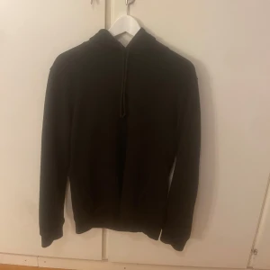 Svart hoodie med tryck - Skitsnygg hoodie med tryck bak på ryggen, använd men bra skick!😚