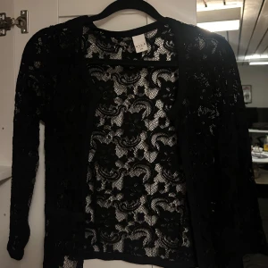 Trekvärtsärmad kofta!! - Så söt trekvärtsärmad kofta ifrån vila, spets och jätte snygg på!!🥰🥰