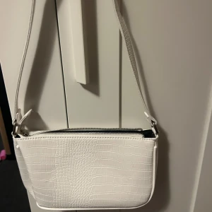 Fin vit väska!! - Jättefin vit väska, aldrig använd!!❤️❤️ tvungen och sälja då jag har så många väskor 🥹🥹🥰🥰