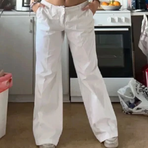 Vita lowaist byxor - Ett par jättejätte fina vita lågmidjade byxor. De är i storlek 38 men det finns ett band på insidan av byxorna som man kan dra åt för att justera höftmåttet. 