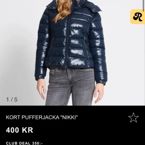 Kort pufferjacka 'Nikki' - Säljer denna jacka från lager157. Nyskick. Den är helt slutsåld på hemsidan och näst intill alla butiker. 