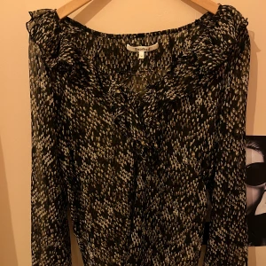 Mönstrad blus - Så vacker mönstrad blus i ett orm/leopard liknade mönster, sista bilden har jag på mig blusen men om du vill ha tydligare bilder så är det bara att skriva💓den passar både till vardagen men också en fin middag eller liknande!
