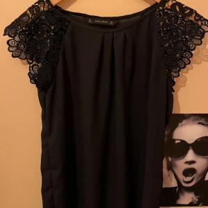 Mörkblå topp med spetsdetaljer från Zara - Så snygg och elegant topp från Zara med snygga spetsdetaljer på ärmarna i blus-liknade material. Perfekt för en kväll ute eller snygg i skolan. Jag köpte den i L men har senare sytt om den så den sitter som en xs/s bara så du vet det innan du trycker på köp! Därav det billiga priset💓