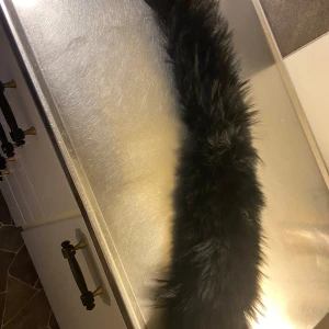 Svart ÄKTA päls - Säljer en supermjuk och fluffig svart äkta päls till rockandblue jackor .  Den har 2 rader knappar för enkel fastsättning … 70cm lång 