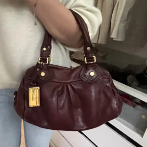 Marc jacobs väska  - Säljer min superfina Marc jacobs Classic Q i denna otroliga röda färg. 