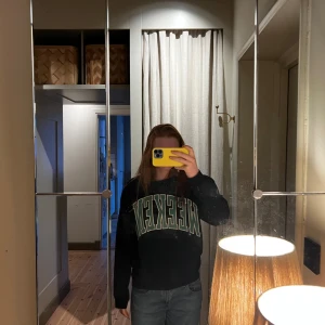 Hoodie - Säljer en svart sweatshirt med grön text på bröstet. Tröjan är i bra skick och är från Lindex i storlek 158/164, men skulle säga att den passar xs och S också. 