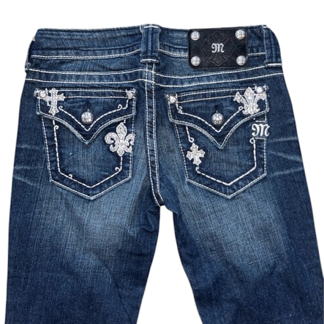 Blå jeans med broderade detaljer