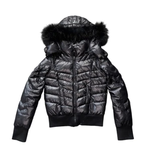 Svart pufferjacka från Guess - Säljer en snygg svart pufferjacka från Guess i mycket bra skick. Jackan har en fluffig huva med pälsdetaljer och dragkedja framtill. Perfekt för kalla vinterdagar och håller dig varm och stilren. Passar både till vardags och festliga tillfällen.