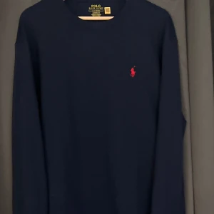 Mörkblå tröja från Polo Ralph Lauren - Tröjan är helt oanvänd och den är köpt för 1300. Säljer för att den är för stor för mig. Det finns inga defekter och kvitto finns👍