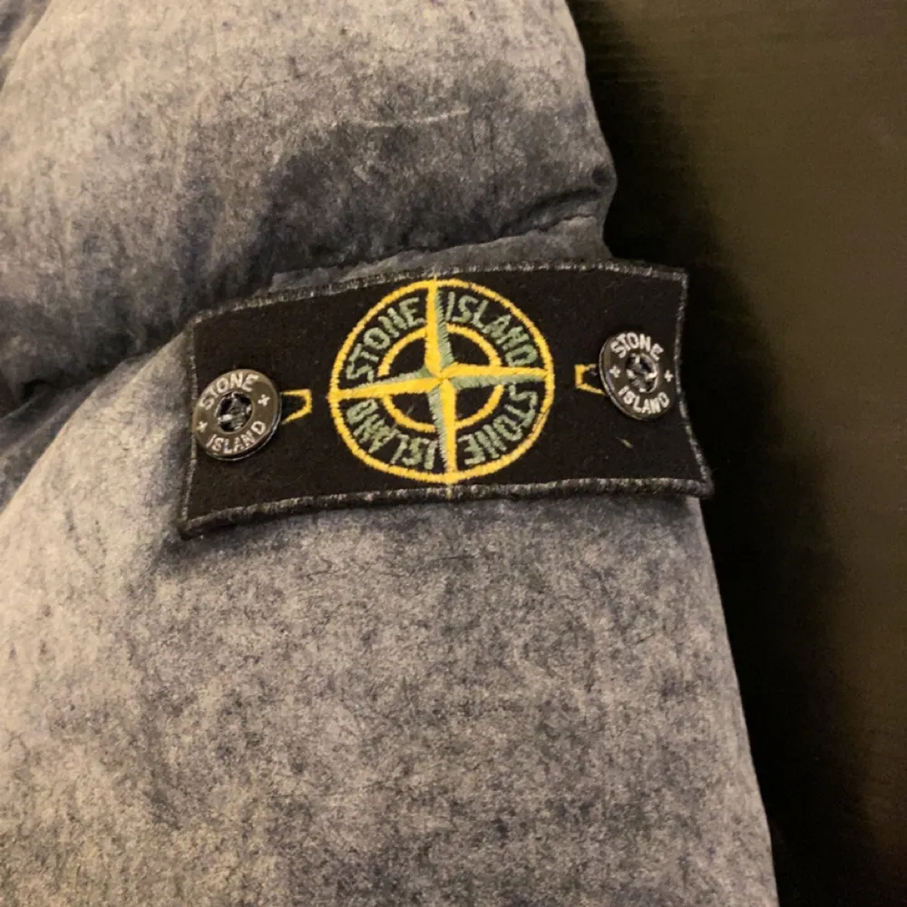 Säljer nu denna Stone Island jackan då den är alldeles för liten. Den är i fint skick använd ett fåtal. Den är en eftertraktad modell då den ändrar färg från mörkgrå till ljusgrå beroende på ifall det är kallt eller varmt. Ny pris 6000. Pris kan diskuteras vid snabb affär!. Jackor.