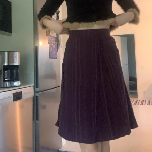 Lila kjol - Fin lila kjol köpt på second hand i frankrike,den har flera lager. Den är högmidjad och  väldigt skön
