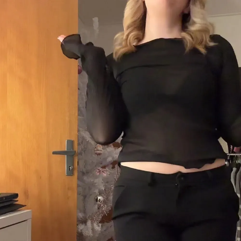 Säljer denna fina mesh topp från Gina, använd 2 gånger 💘. Yläosat.