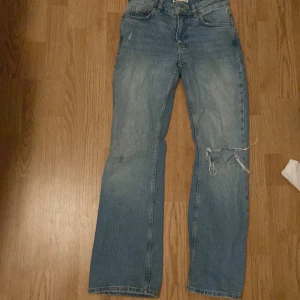 fina jeans  - Jeans från gina men ett hål vid knät.