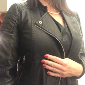 Svart biker jacka - Inga defekter. Nästan aldrig använd. 