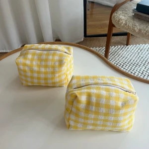 Gul rutig necessär liten - Denna necessär är i storleken liten och kostar 249 kr💕💕                                                           Mått: 20x12x12(Obs. Eftersom alla necessärer är handsydda skiljer sig måtten något). 