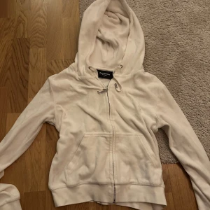 Juicy couture kofta  - Knappt använd, kommer från rök och djurfritt hem , storlek S pris kan diskuteras vid snabb affär kan mötas i Göteborg annars står köparen för frakten 