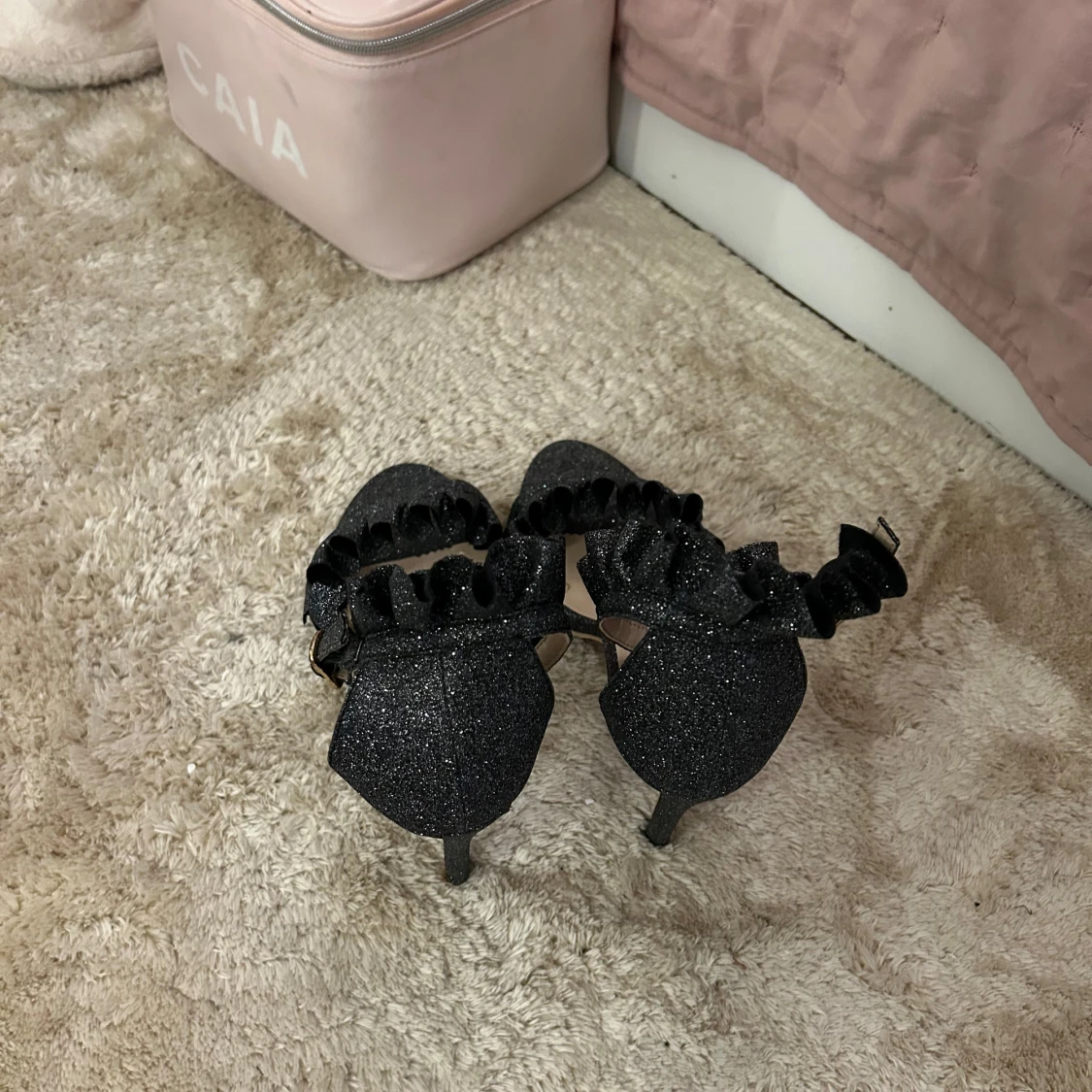 Svarta glittriga klackskor med volang - 90